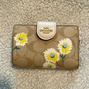 Coach: Medium Corner Zip Wallet, Daisy Print